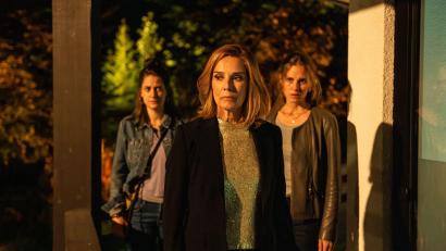 Bild: Susanne Bernhard/ZDF/dpa
Karola (Désirée Nosbusch, Mitte) bietet den Schwestern Jana (Picco von Groote, rechts) und Verena (Bettina Burchard, links) an, sich um deren Vater zu kümmern.