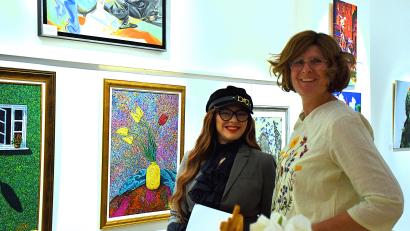 Bild: ubb
Zur Ausstellungseröffnung schaute sich auch Kerstin Rumswinkel, die Zweite Vorsitzende des Kunstvereins Tirschenreuth, in dem Desislava Dimitrova (links) seit vielen Jahren Mitglied ist, in der Galerie um..