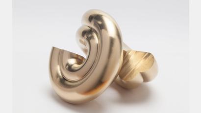 Bild: Martin Weiand/exb
"Zwei Herzen" von Christian Heß, Messing, Durchmesser 7 Zentimeter.