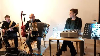 Bild: lg
Auf feinfühlige Weise fängt Gerda Stauner in ihrem Roman das Landleben in der Oberpfalz ein, während Adi Spangler und Manfred Mederer mit ihren Elvis-Songs mitreißende Live-Musik bieten.