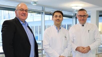 Bild: Klinikum Fichtelgebirge / P. Kuniss-Pfeiffer
Begrüßung am Klinikum Fichtelgebirge: v. l. n. r. Alexander Meyer (Vorstand), Amid Bakhishef (Abteilungsleiter der Allgemein- und Viszeralchirurgie), Dr. med. Philipp Koehl (Ärztlicher Direktor).