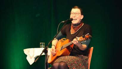 Bild: rpp
Martina Schwarzmann begeisterte in Speichersdorf mit einem neuen Programm.