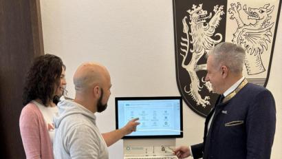 Bild: Dominik Göhl, Landratsamt Tirschenreuth
Karin Hauser-Dötterl, Leiterin der Hauptverwaltung und Simon Haberkorn, Digitalisierungsbeaufragter, testen zusammen mit Landrat Roland Grillmeier (von links) das neue Bürgerservice-Terminal.