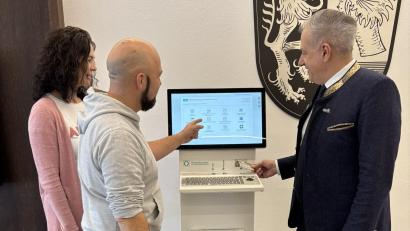 Bild: Dominik Göhl, Landratsamt Tirschenreuth
Karin Hauser-Dötterl, Leiterin der Hauptverwaltung und Simon Haberkorn, Digitalisierungsbeaufragter, testen zusammen mit Landrat Roland Grillmeier (von links) das neue Bürgerservice-Terminal.