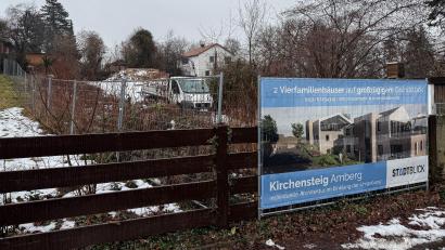 Bild: Stephan Huber
Das Bauprojekt am Kirchensteig 24 in Amberg sorgt für mächtig dicke Luft zwischen den Anwohnern und der dafür verantwortlichen Stadtblick GmbH.