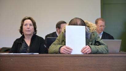 Bild: Malin Wunderlich/dpa
Vor dem Landgericht München ist ein 60-Jähriger (r.) unter anderem wegen schweren Bandendiebstahls von teuren Uhren und Gold angeklagt.