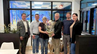 Bild: Daniel Weigl, Stadt Schwandorf
Michael Neidl (Leiter Amt für Finanzen und Schulen, von links), Michael Maget (Bäderleiter), Doris Niebler und Oberbürgermeister Andreas Feller gratulierten Michael und Sabine Schmid zu ihrem Entschluss.