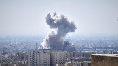 Bild: Vahid Salemi/AP/dpa
Eine Rauchwolke steigt nach einer Explosion auf. Die Länder USA und Israel haben den Iran angegriffen. (zu dpa: „Klinik im Iran von Rakete getroffen“)