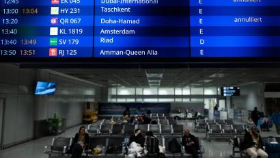 Bild: Florian Wiegand/dpa
Vielerorts fallen viele Flüge aus, weil große Drehkreuze in der Golfregion nicht angeflogen werden können – so auch hier in Frankfurt.