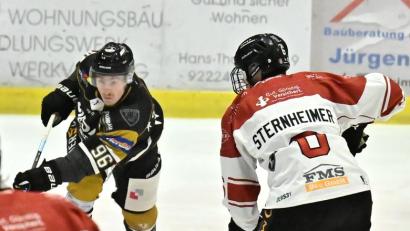 Archivbild: Hubert Ziegler
Marco Sternheimer vom EHC Königsbrunn (rechts) verletzte sich im zweiten Play-Off gegen den EV Dingolfing schwer.