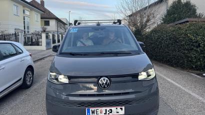 Bild: Harald Schröpf
Das blaue Schild mit dem Buchstaben L an der Windschutzscheibe deutet in Österreich auf einen Fahrschüler hin, der mit einer Begleitpersonen unterwegs ist und noch keinen Führerschein haben muss.