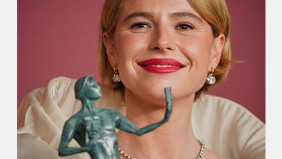 Bild: Jordan Strauss/Invision/AP/dpa
Die Irin Jessie Buckley holte sich einen Actor Award für ihre Darstellung in „Hamnet“.