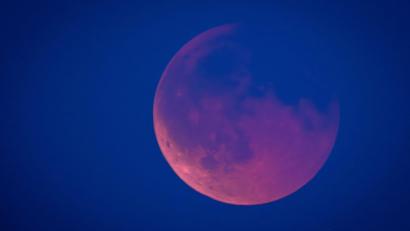 Bild: Jens Büttner/dpa
Es wird eine Mondfinsternis erwartet. (Archivbild)