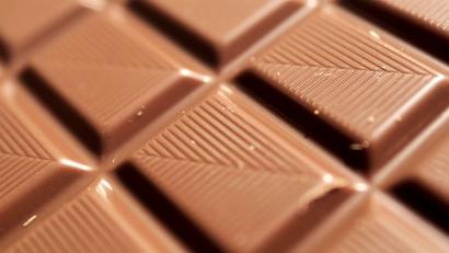 Bild: Oliver Berg/dpa
Die Diebe haben es laut Polizei gezielt auf Schokolade abgesehen. (Symbolbild)