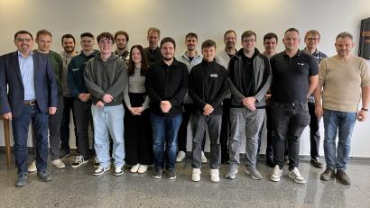 Bild: exb
Die aktuellen TGW-Absolventen konnten sich mit ihren Ergebnissen bei den Abschlussprüfungen unter den Top 3 aller bisherigen Ausbildungsjahrgänge am TGW- Standort Teunz platzieren.