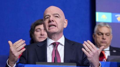 Bild: Mark Schiefelbein/AP/dpa
Gianni Infantino stört sich an Spielern, die ihren Mund verdecken. (Archivbild)