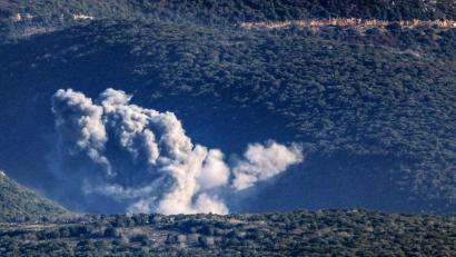 Bild: Stringer/dpa
Israel bombardiert nach eigenen Angaben Stellungen der Hisbollah-Miliz im Libanon. (Archivbild)