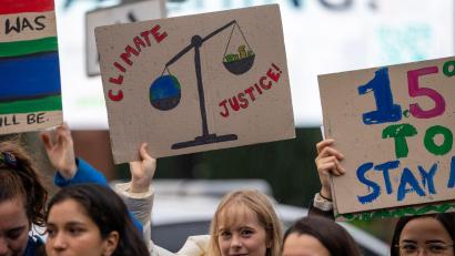 Bild: Peter Dejong/AP/dpa
Umweltschützer fordern Klimaziele auch vor Gericht ein. (Symbolbild)