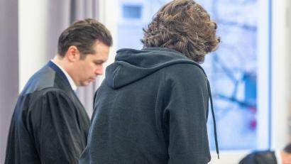 Archivbild: Armin Weigel/dpa
Der Angeklagte im Prozess um vergifteten Champagner wurde kurz vor dem Abschluss des Verfahrens aus der Untersuchungshaft entlassen. (