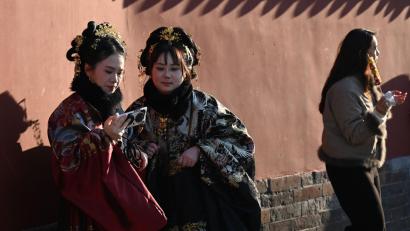 Bild: Johannes Neudecker/dpa
Traditionelle Kleidung und klassische Architektur sind auch in China der Renner für Social-Media-Inhalte.