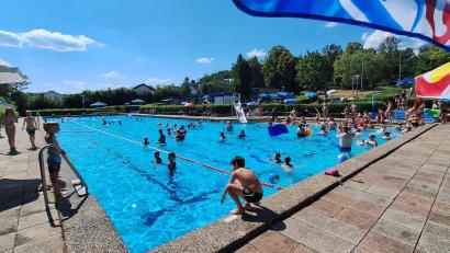 Bild: bsc
Ob das Friedenfelser Freibad in diesem Sommer geöffnet ist, entscheidet sich in den nächsten vier Wochen. Ein Bademeister muss für einen ordnungsgemäßen Betrieb gefunden werden.