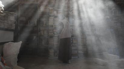 Bild: Omar Ashtawy/APA Images via ZUMA Press Wire/dpa
Palästinensische Freiwillige entstauben in der Bibliothek der Großen Omari-Moschee in der Altstadt von Gaza-Stadt Bücher, um beschädigte Bestände nach der zweijährigen Bombardierung des Gazastreifens zu retten und zu restaurieren.