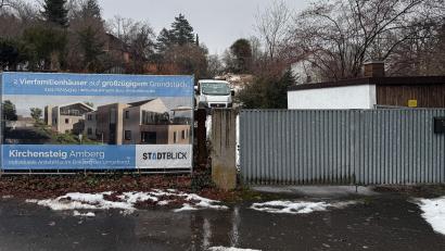 Bild: Stephan Huber
Das Bauprojekt am Kirchensteig 24 in Amberg sorgt für mächtig dicke Luft zwischen den Anwohnern und der dafür verantwortlichen Stadtblick GmbH.