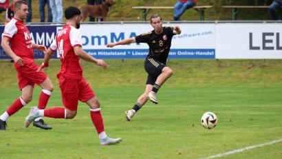 Archivbild: Dieter Jäschke
David Bezdicka (rechts) wird auch in der Saison 26/27 für den SC Luhe-Wildenau Tore schießen.