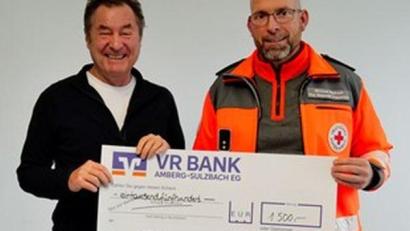 Bild: Grammer Solar
Siegfried Schröpf, Inhaber und Geschäftsführer von Grammer Solar (links), überreichte First-Responder-Standortleiter Michael Reimelt eine Spende über 1500 Euro.