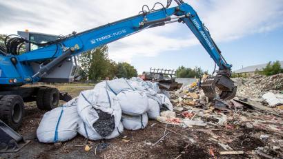 Bild: Pryèek Vladimír/CTK/dpa
Die bayerischen Behörden mussten an die 300 Tonnen Müll aus Tschechien zurückholen lassen. (Archivlbild)