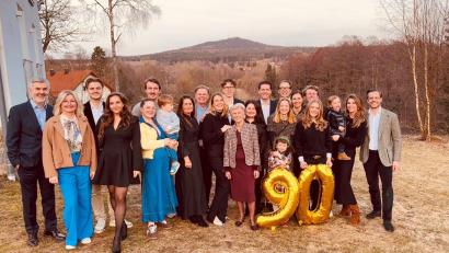 Bild: soj
Inge Stich (vorne Mitte) feierte bei bester Gesundheit mit ihren drei Kindern sowie mit ihren Enkel- und Urenkelkindern und vielen Freunden ihren 90.Geburtstag.