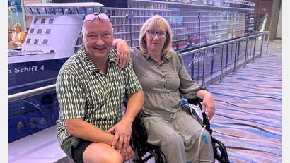 Bild: Gerhard Kreutzer/privat
Gerhard und Manuela Kreutzer auf der "Mein Schiff 4". Seit Samstag liegt das Kreuzfahrtschiff im Hafen von Abu Dhabi. Nach einem Sturz und einem Oberschenkelhalsbruch sitzt Manuela Kreutzer im Rollstuhl.