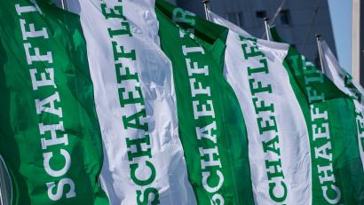 Bild: Daniel Karmann/dpa
Der Zulieferer Schaeffler ist bei seinen Umsatzzielen vorsichtig und will sich von der Automobilindustrie unabhängiger machen. (Archivbild)