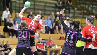 Bild: Hubert Ziegler
Sophie Last (2.v.l.) vom HC Sulzbach-Rosenberg setzt sich stark gegen ihre Gegenspielerin aus München durch.