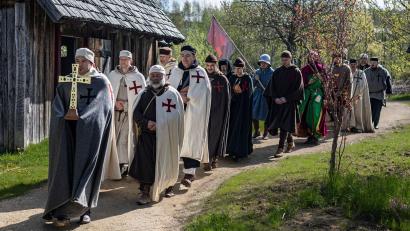 Bild: Susan Sümer/Geschichtspark/exb
Vom 24. bis 26. April sind wieder die Ordensritter im Geschichtspark zu Gast. Die Besucher erhalten Einblicke in das Leben der Templer und des Deutschen Ordens.