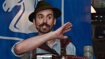 Archivbild: Stephan Huber
Die Brauerei Winkler in Amberg lädt zum traditionellen Josefi-Tag am 19. März ein. Dort tritt das Duo Barnabas, bestehend aus Florian Gröninger (Bild) und Dr. Matthias Schöberl, auf.