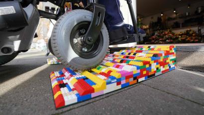 Symbolbild: Marcus Brandt/dpa
Die Beauftragten für Behindertenbelange in Waldsassen widersprechen der Kritik, sich mehr auf Geselligkeit als Barrierefreiheit zu konzentrieren. Ihre Aufgaben seien vielfältig und oft im Hintergrund.