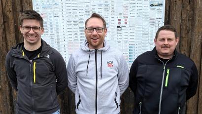 Bild: tra
Per Handschlag mit Spartenleiter Stefan Trager verlängerten Trainer Oliver Eckl und Martin Edenharter (von links) ihren Vertrag für die neue Saison.