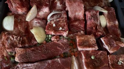 Bild: Ilse Hauer
Die gewürzten Ripperl schichtet Ilse Hauer mit Suppengemüse in ein tiefes Backblech.