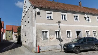 Bild: Portner
Das vorgesehene Senioren- und Wohnprojekt in den drei Leerständen entlang der Badergasse/Hauptstraße kann die Stadt Schönsee nicht allein stemmen. Wie es damit weitergeht, ist eine der wichtigsten Aufgaben für den neuen Stadtrat, der am 8. März gewählt wird.