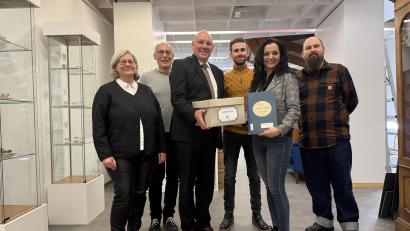 Bild: Stadt Marktredwitz/Anja Peltzer
Bei der Übergabe der Unterlagen (von links): Edith Kalbskopf (Leiterin des Stadtarchivs Marktredwitz), Stefan Falter (Geschäftsleiter Stadt Waldershof), Oberbürgermeister Oliver Weigel, Tobias Damberger (Verwaltungsangestellter im Stadtarchiv Marktredwitz), Bürgermeisterin Margit Bayer (Stadt Waldershof) und Max Plail (Archivar im Stadtarchiv Marktredwitz).