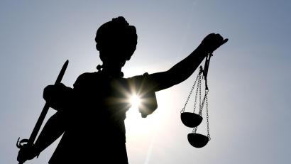 Bild: Arne Dedert/dpa
Es ist der mutmaßlich teuerste Flaschenwurf in der Stadtgeschichte von Amberg. Eine Wirtin soll den Bierbehälter einem Gast hinterhergeschmissen haben.