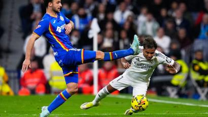 Bild: Manu Fernandez/AP/dpa
Real Madrids Rodrygo (r) hat im Spiel gegen den FC Getafe einen Kreuzbandriss erlitten.
