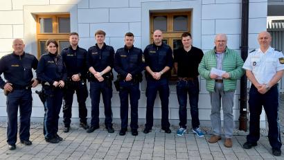 Bild: Polizei Eschenbach
Die Polizeiinspektion Eschenbach hat eine Spende an die Kinderkrebshilfe Oberpfalz Nord übergeben. Von links: Jürgen Joneitis, Laura Schertl, Philipp Striegl, Nico Kastl, Bastian Hörl, Stefan Kick, Lucas Rauch, Herbert Putzer, Holger Jodlbauer.