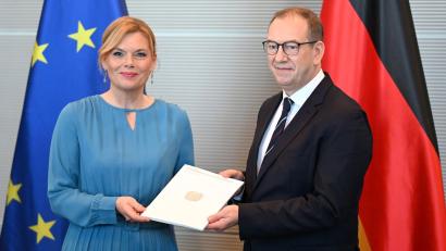 Bild: Elisa Schu/dpa
Der Wehrbeauftragte übergibt den Jahresbericht 2025.