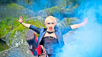 Bild: Florian Miedl/Luisenburg
Manuel Karadeniz spielt in der „Rocky Horror Show“ die Hauptrolle. Luisenburg-Fans kennen ihn aus den Vorjahres-Inszenierungen der „Drei Musketiere“ und „Seele für Seele“.