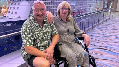 Bild: Gerhard Kreutzer/privat
Gerhard und Manuela Kreutzer auf der "Mein Schiff 4". Seit Samstag liegt das Kreuzfahrtschiff im Hafen von Abu Dhabi. Nach einem Sturz und einem Oberschenkelhalsbruch sitzt Manuela Kreutzer im Rollstuhl.