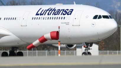 Bild: Arne Dedert/dpa Pool/dpa
Die Bundesregierung schickte einen Lufthansa-Airbus zu einem ersten Evakuierungsflug nach Oman. (Archivbild)