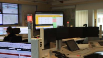 Bild: olr
Das rote Lämpchen leuchtet auf, wenn ein Disponent zum Beispiel per Telefon oder per Funk mit dem Rettungsdienst, einem Anrufer oder der Feuerwehr verbunden ist.