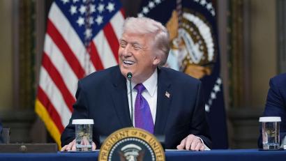 Bild: Jacquelyn Martin/AP/dpa
US-Präsident Trump verpflichtet Tech-Konzerne zu eigener Stromproduktion für Rechenzentren.